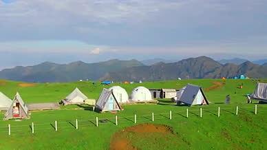 高原草甸的帐篷酒店视频的预览图